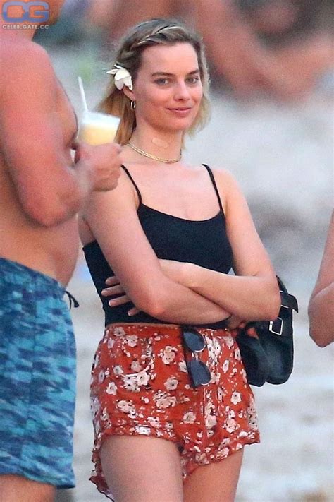 margot robie bikini|Margot Robbie strips down to her bikini for wild 4th of July ...